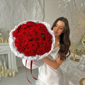 Букет красных роз 25 штук в дизайнерской упаковке 🌸 Размер М