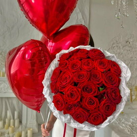 Подарочный набор: букет красных роз 25 штук + 3 шара сердце 🌸 Размер М