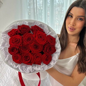 Букет красных роз 15 штук в дизайнерской упаковке 🌸 Размер S