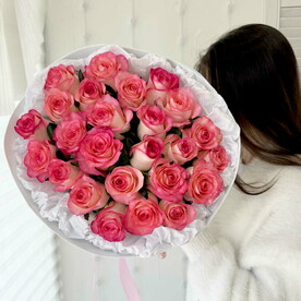 Букет розовых роз 25 штук в дизайнерской упаковке 🌸 Размер М