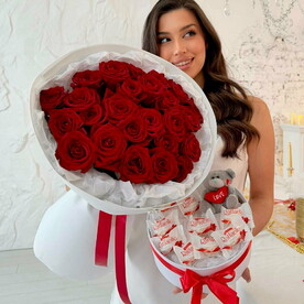 Подарочный набор: букет из красных роз 25 штук + коробка с Рафаэлло и мишкой 🌸