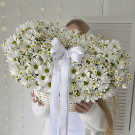 Корзина с цветами: хризантема ромашковая и полевые ромашки (матрикария) 🌸 Размер М