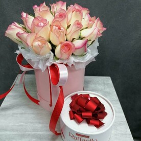 21 роза в коробке + Raffaello