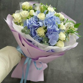 Роза кустовая, Эвкалипт, Альстромерия, Гортензия, Дизайнерская упаковка