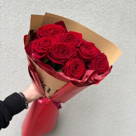 Стильный комплиментик из 7 роз