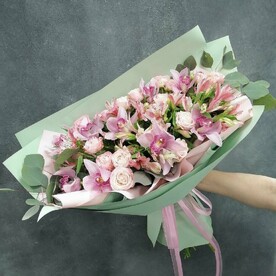 Орхидея миницимбидиум белый, Зелень, Роза пионовидная кустовая, Альстромерия, Дизайнерская упаковка