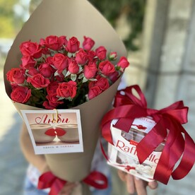 Кустовые розы и конфеты
