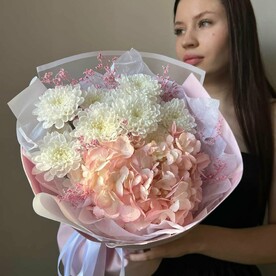 Сборный букет с гортензией и хризантемой