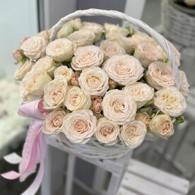 Корзина с кустовыми розами