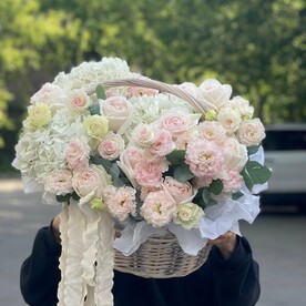 Роза вайт охара, Лизиантус Эустома, Эвкалипт, Гортензия, Тишью, Корзина плетеная