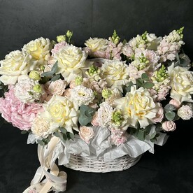 Лизиантус Эустома, Львиный зев, Роза пионовидная одноголовая, Роза кустовая, Эвкалипт, Диантус, Гортензия, Флористическая губка, Корзина плетеная, Тищью