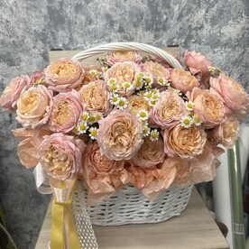 Роза пионовидная кустовая шт, Ромашка шт, шт, Флористическая губка шт, Корзина плетеная шт, Тишью шт