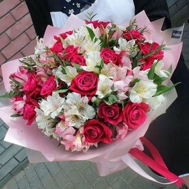 Альстромерия микс, Роза, Зелень декоративная, Пленка матовая