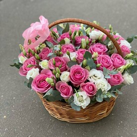 Роза, Лизиантус Эустома, Эвкалипт, Оазис, Корзина