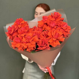 Букет алых ажурных роз
