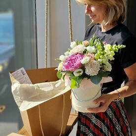 Роза, Гвоздика одноголовая, Пион, Лизиантус Эустома, Эвкалипт, Шляпная коробка, Оазис