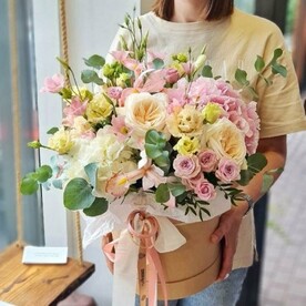 Лизиантус Эустома, Роза пионовидная кустовая, Эвкалипт, Гортензия, Роза пионовидная, Шляпная коробка, Оазис