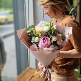 Пион, Гвоздика одноголовая, Роза кустовая, Эвкалипт, Дизайнерская упаковка