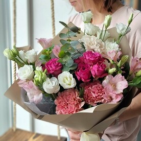 Гвоздика одноголовая, Альстромерия, Лизиантус Эустома, Эвкалипт, Роза кустовая, Упаковка