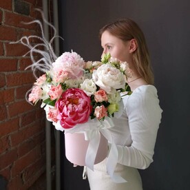 Лизиантус Эустома, Пион сара бернард, Роза кустовая, Пион, Фисташка, Коробка