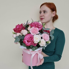 Роза кантри гёл, Гвоздика одноголовая, Роза бомбастик, Эвкалипт, Корзина, Оазис