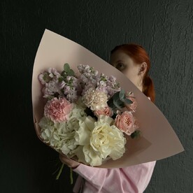 Гвоздика одноголовая, Маттиола, Эвкалипт, Роза давид остин джульет, Роза французская, Гортензия, Авторская упаковка