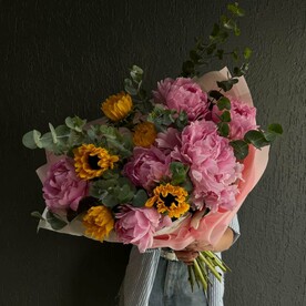 Букеты с подсолнухами и пионами