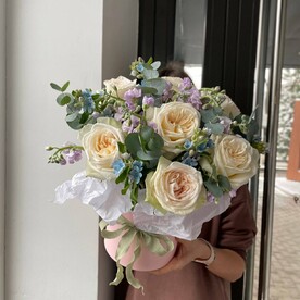 Роза вайт охара, Оксипеталум, Маттиола, Эвкалипт, Шляпная коробка, Оазис
