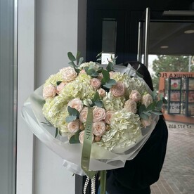 Букет кремовых пионовидных роз и гортензий