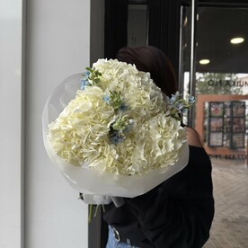 Букет белых гортензий и незабудок