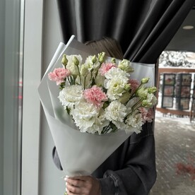 Букет стойких цветов / белая эустома и розовые диантусы