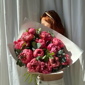 Букет коралловых пионов