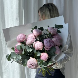 Розовые пионы с эвкалиптом