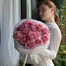 Букет розовых роз 15 штук в белой упаковке