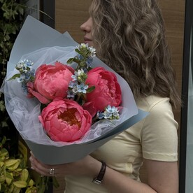 Пионы Корал с незабудками