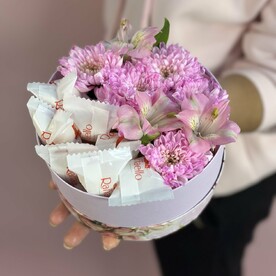 Коробочка с хризантемой и конфетами