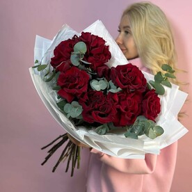 9 французских роз с эвкалиптом