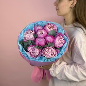 9 пионов с эвкалиптом