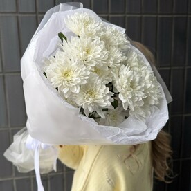 Букет из 3 белых кустовых хризантем