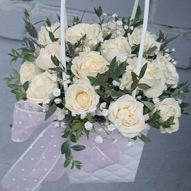 Кустовые розы с эвкалиптом