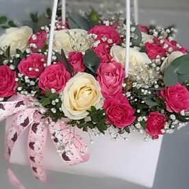 Букет с кустовыми и белыми розами