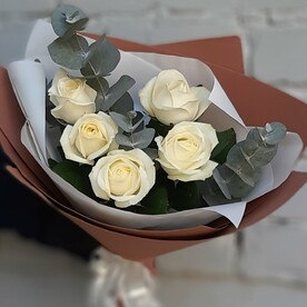 Белые розы с ароматным эвкалиптом