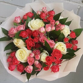 Сборный букет из белых и кустовых роз