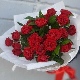 Букет с кустовыми розами RED BUBBLES
