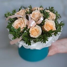 Персиковые розы в шляпной коробке