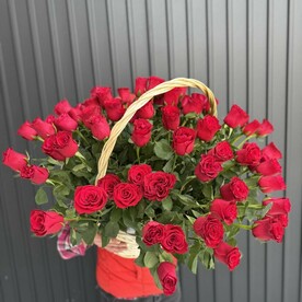 Корзина с бордовыми розами