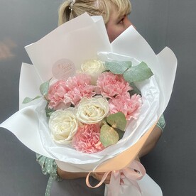 Букет из роз и диантусов
