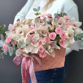 Нежная корзина с белым цимбидиумом