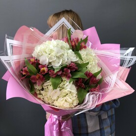 Сборный букет с гортензиями и альстромерией
