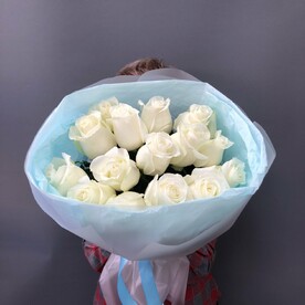 Моно букет с белыми розами